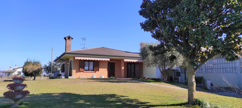 Villa singola con ampio giardino e capannone annesso