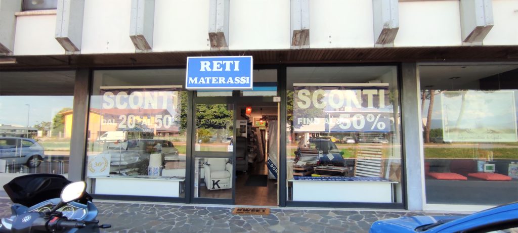 Locale Commerciale vetrinato loc. Morena – Rif: C572