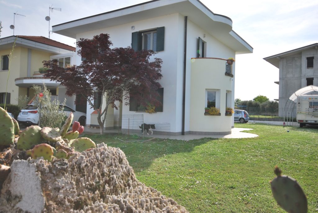 Terenzano – Villetta di testa con giardino