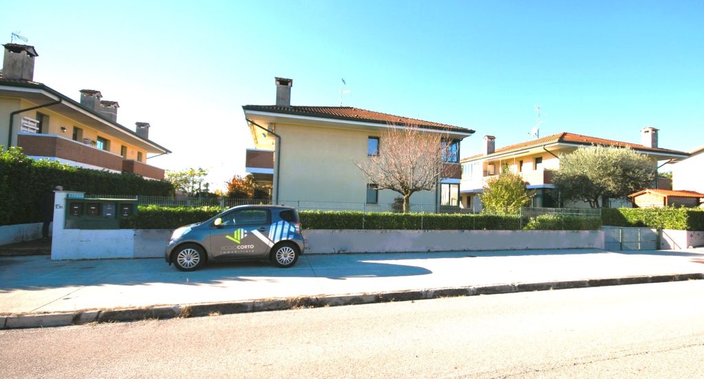 Bicamere biservizi con giardino in zona residenziale