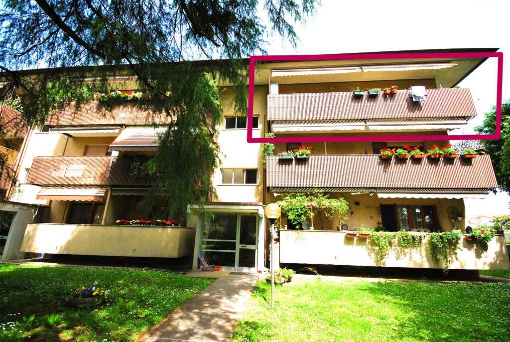 Udine Est, appartamento tricamere, biservizi con garage immerso nel verde.