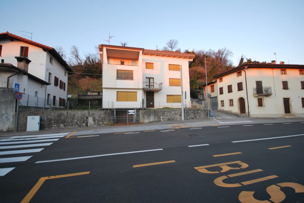 Villa unifamiliare con giardino in vendita