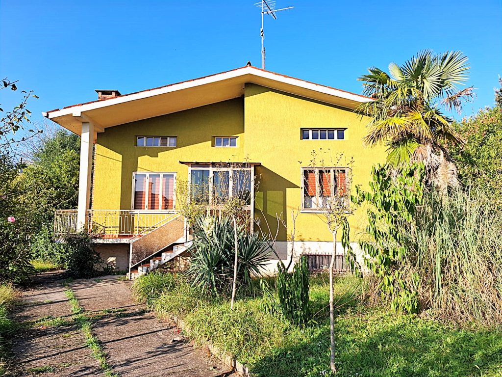 Castions di Strada centro, villa singola con giardino