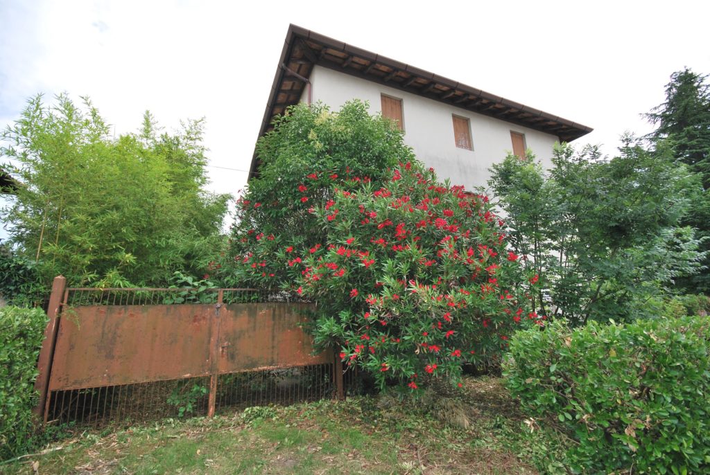 Casa singola con annessi 3000mq di terreno edificabili – Udine